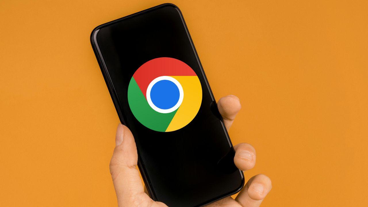 Un móvil smartphone con el logo de Chrome en la pantalla