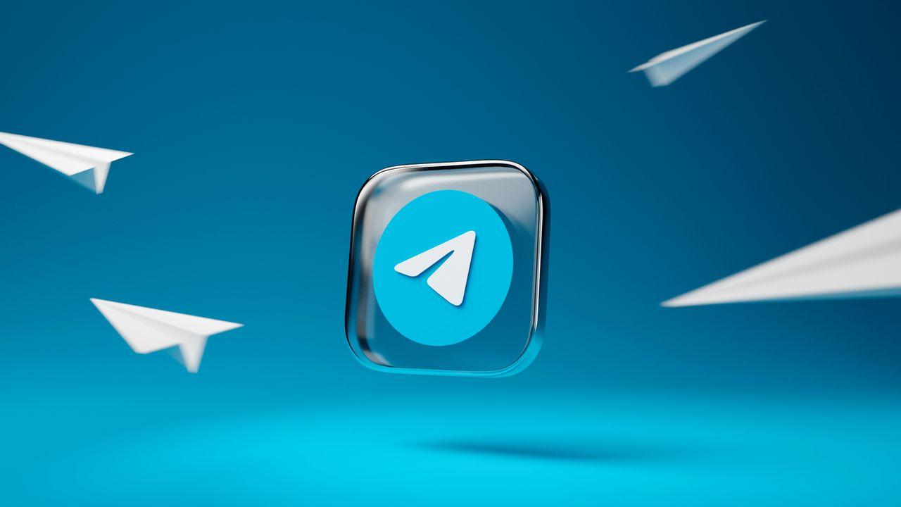 Avioncitos de papel alrededor del icono de Telegram