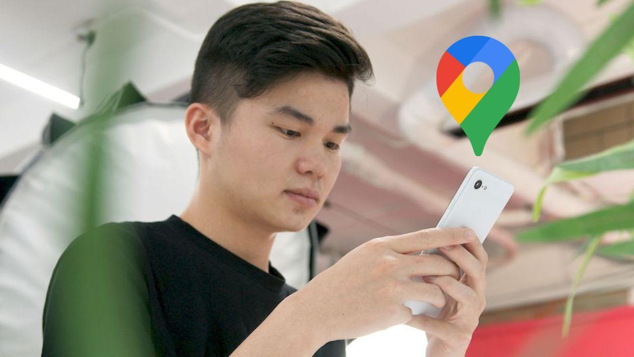 Un usuario utilizando un móvil modelo Google Pixel