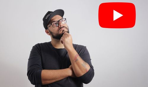 Un usuario de YouTube está pensativo mirando el logo
