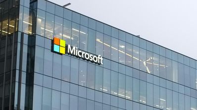 edificio de cristal con el logo de microsoft