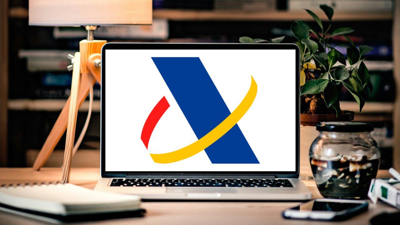 imagen de un ordenador con logo de la agencia tributaria