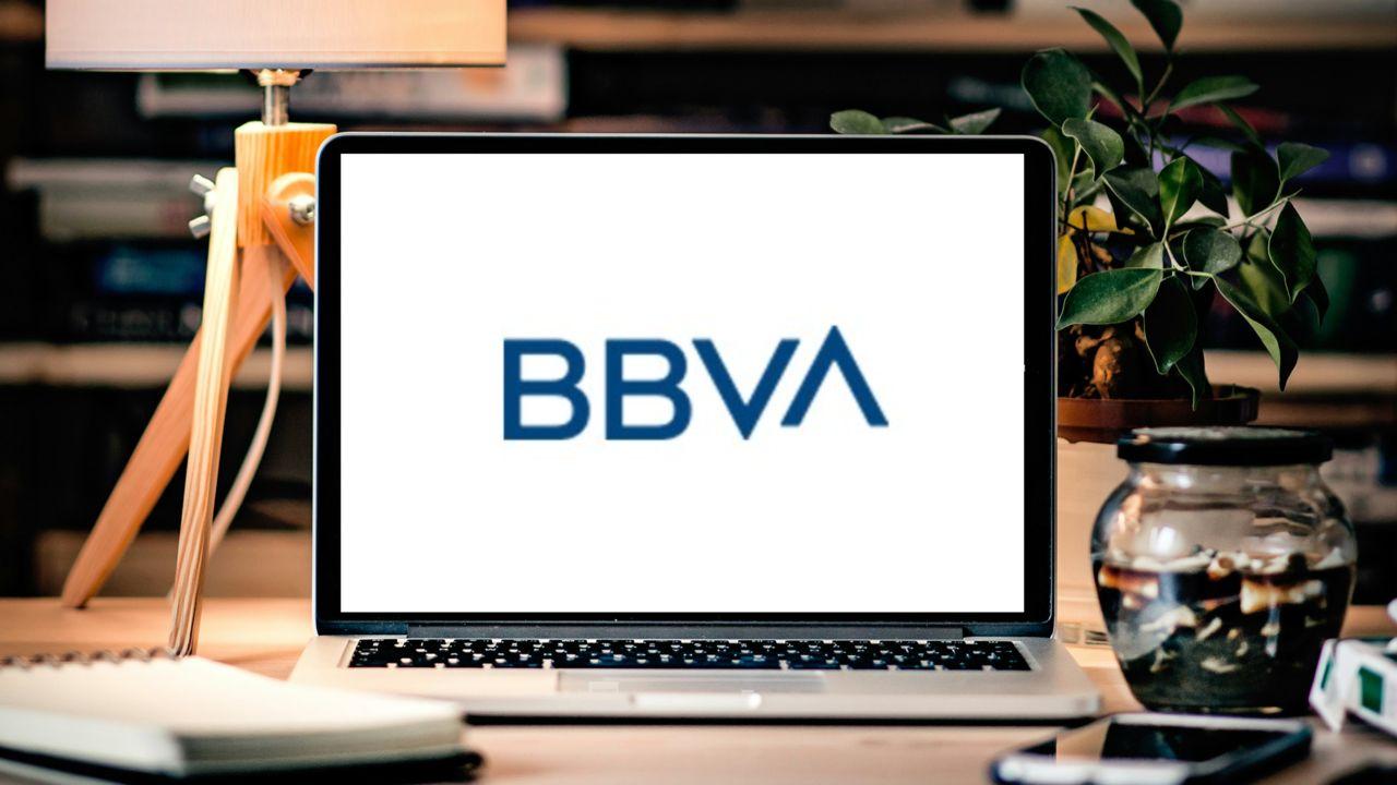 ordenador con el logo del bbva