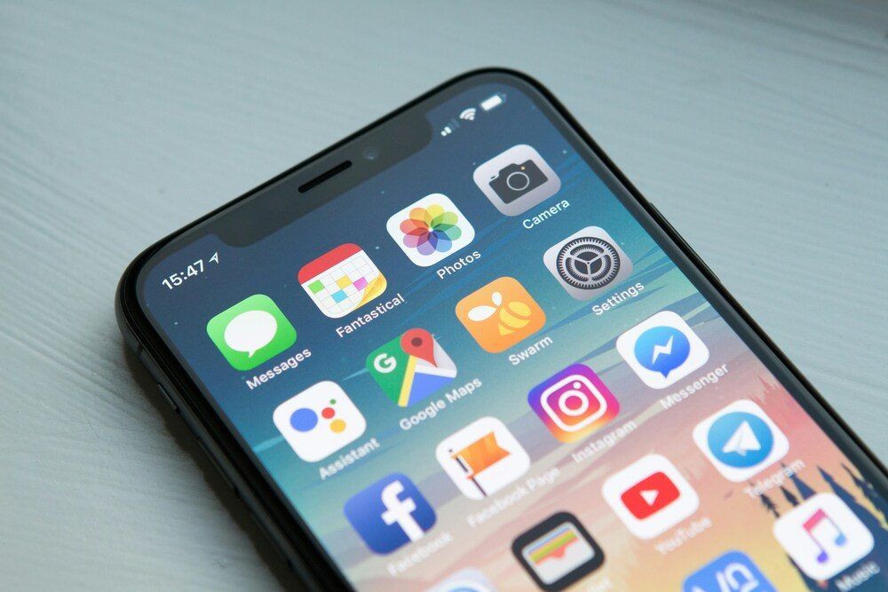 pantalla de inicio de un iPhone con iOS