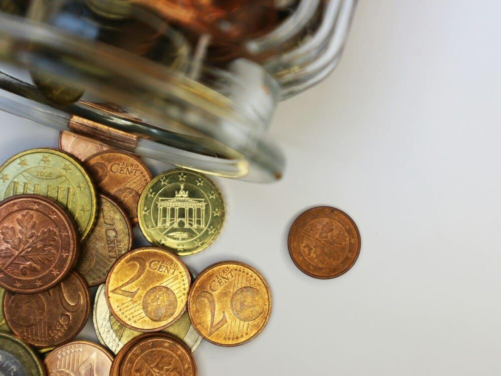 una hucha con varias monedas