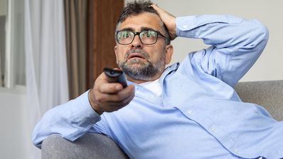 hombre buscando canal de TV