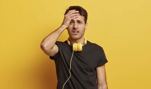 hombre con auriculares decepcionado