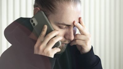 hombre estresado con el móvil