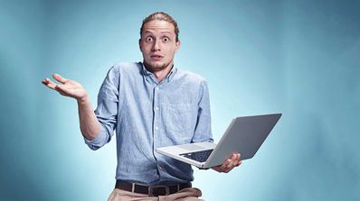 hombre con el PC sorprendido