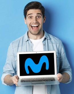 hombre sujetando un PC con logo de Movistar