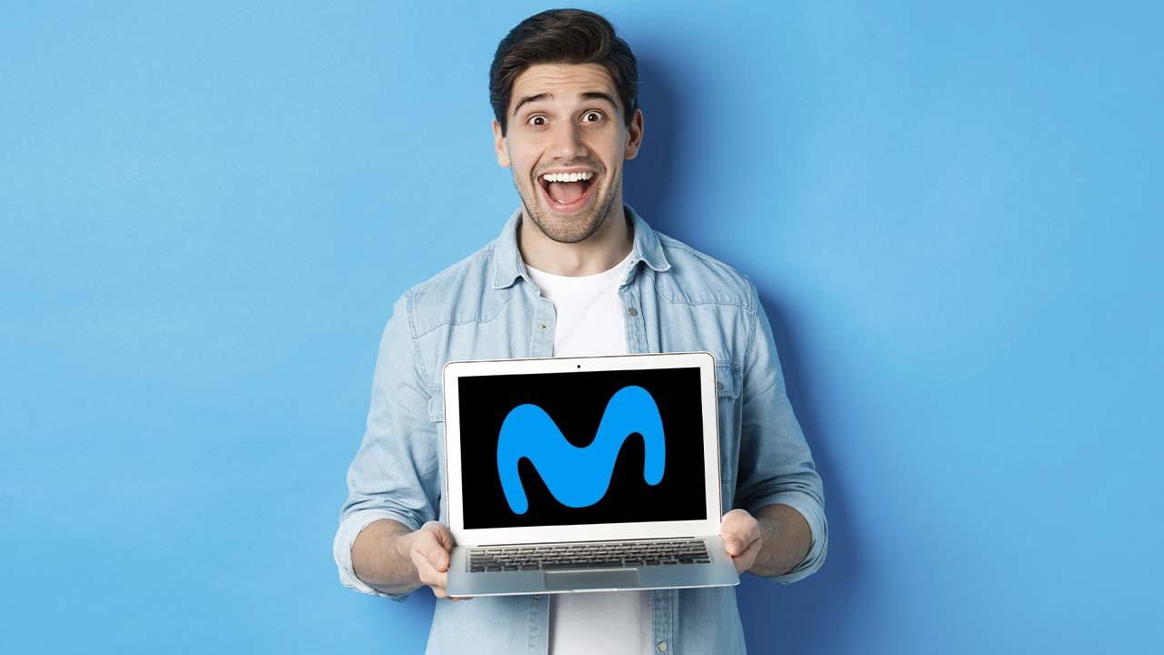 hombre sujetando un PC con logo de Movistar