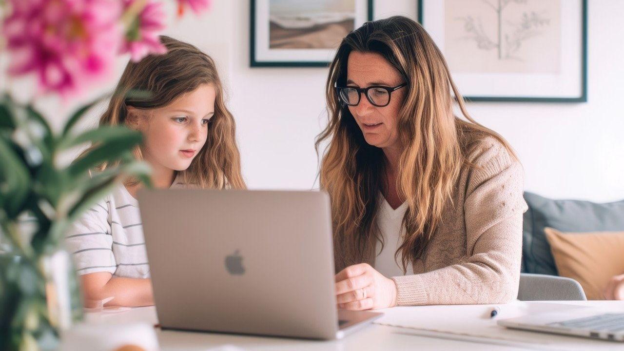 Madre e hija en el ordenador