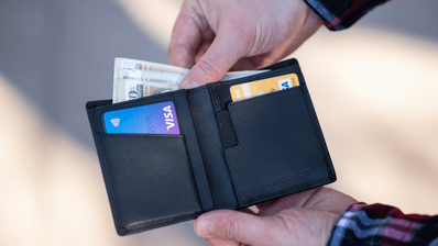 una cartera con dinero