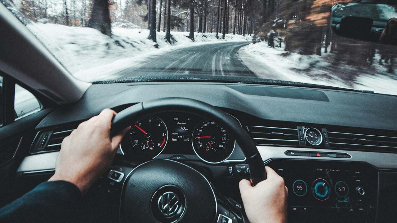 imagen de una persona conduciendo un coche