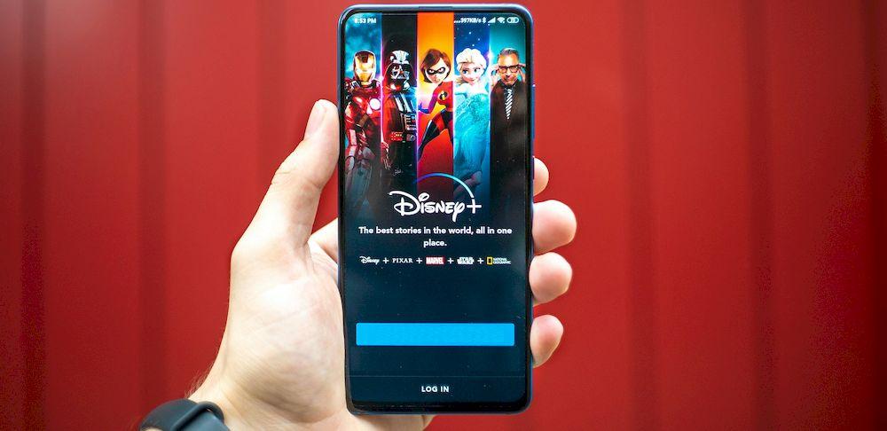 App para móviles de Disney+ con una mano sujetando el terminal