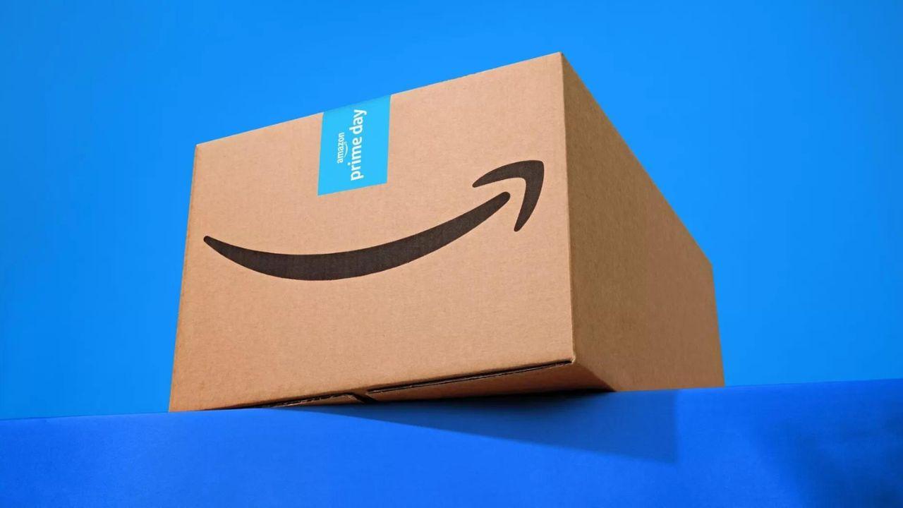 Una caja de Amazon en el Prime Day con un fondo azul