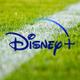 El logo de Disney+ sobre el césped de un campo de fútbol
