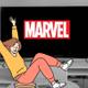 Una chica está alegre y se ve el logo de Marvel en una TV