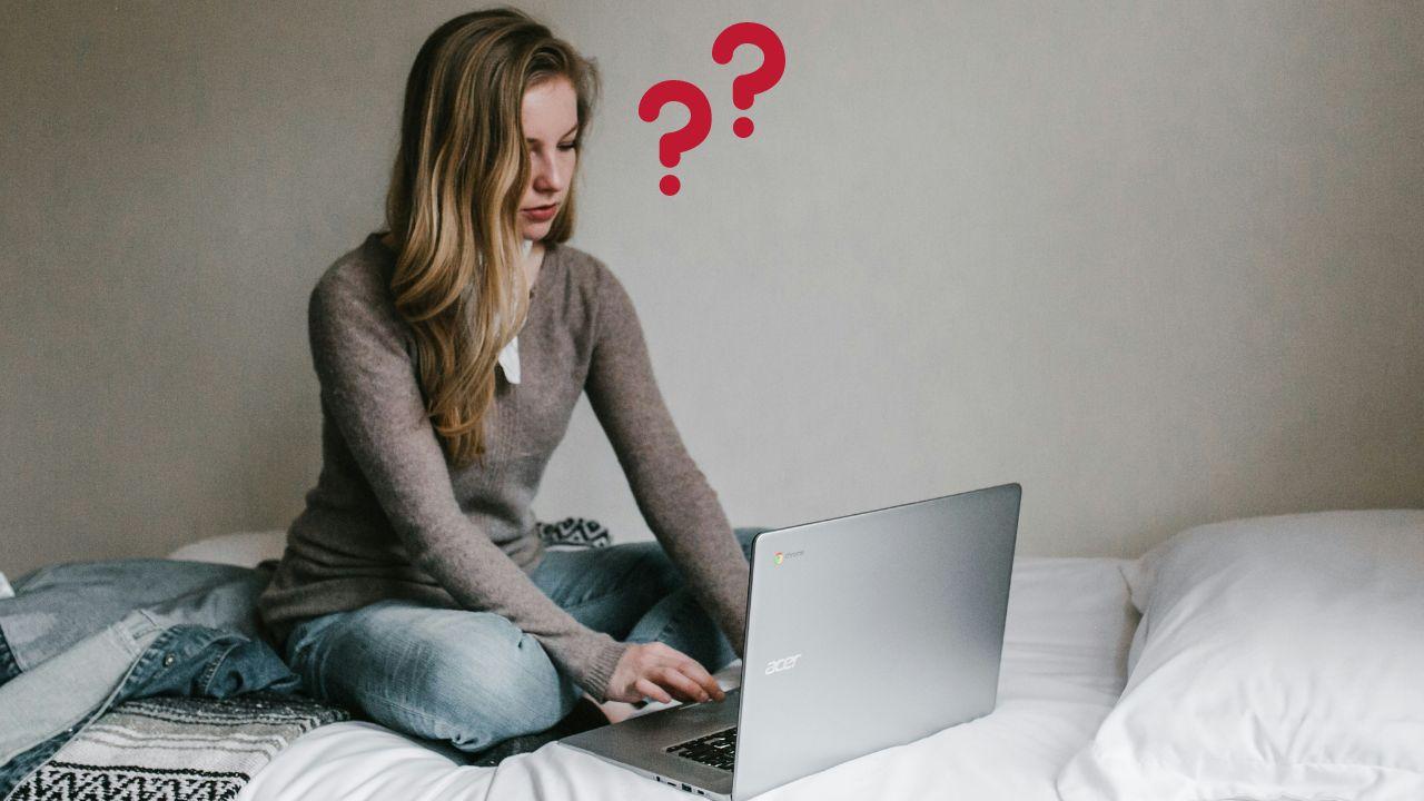 Una chica está confundida mientras usa su ordenador
