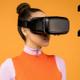 Chica con un headset de realidad virtual tiene dudas