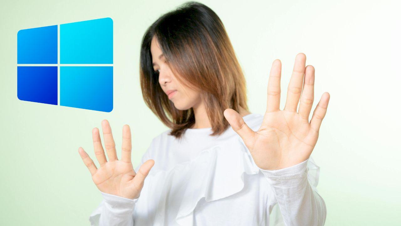 Una chica muestra su rechazo al logo de Windows 10