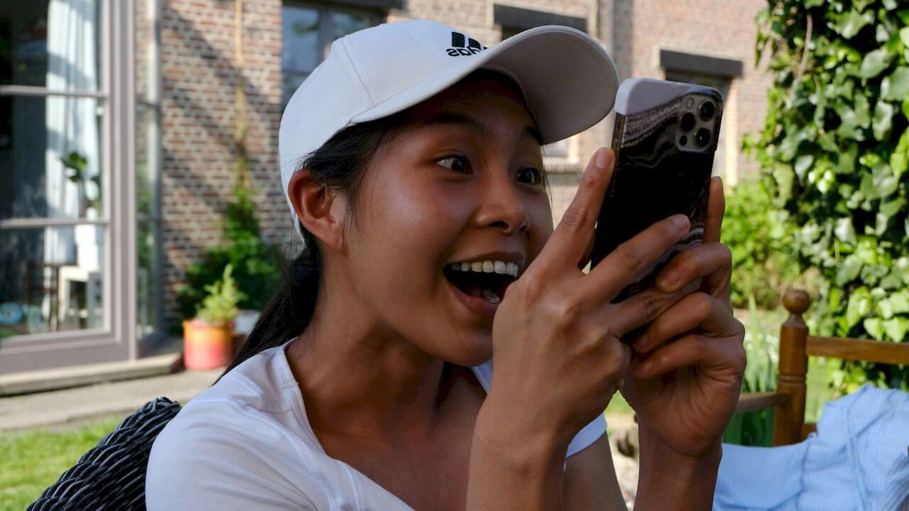 Una chica se sorprende al ver algo en su iPhone