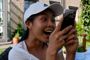 Una chica se sorprende al ver algo en su iPhone