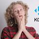 Un chico loco de emoción por descubrir add-ons de Kodi