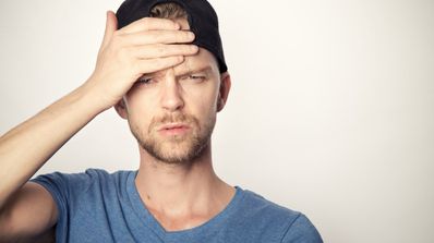 Un chico se lleva la mano a la cabeza por preocupación