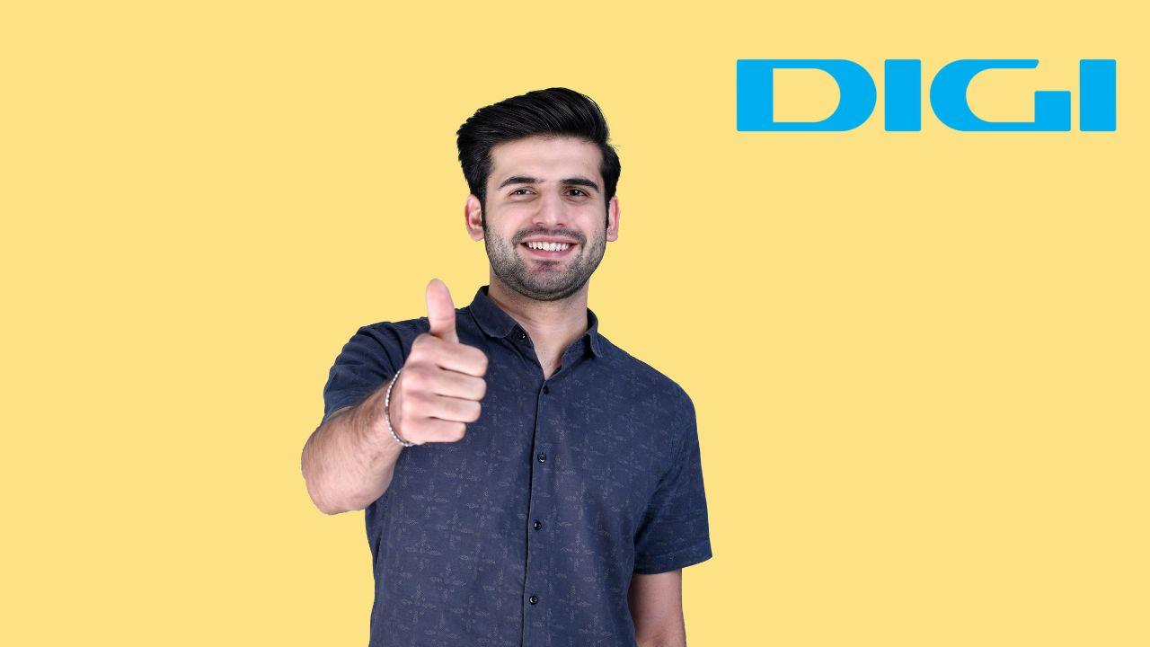 Un chico levanta el pulgar contento y el logo de Digi