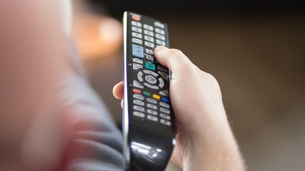 Controla el mando a distancia de la televisión para elegir canal
