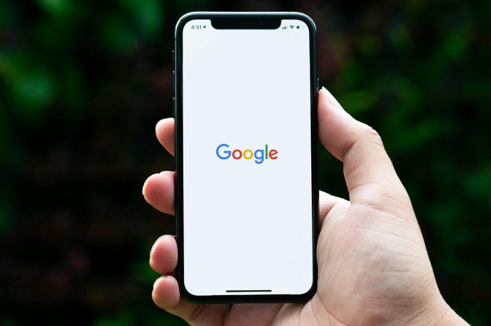 Teléfono móvil con el logo de Google en la pantalla.
