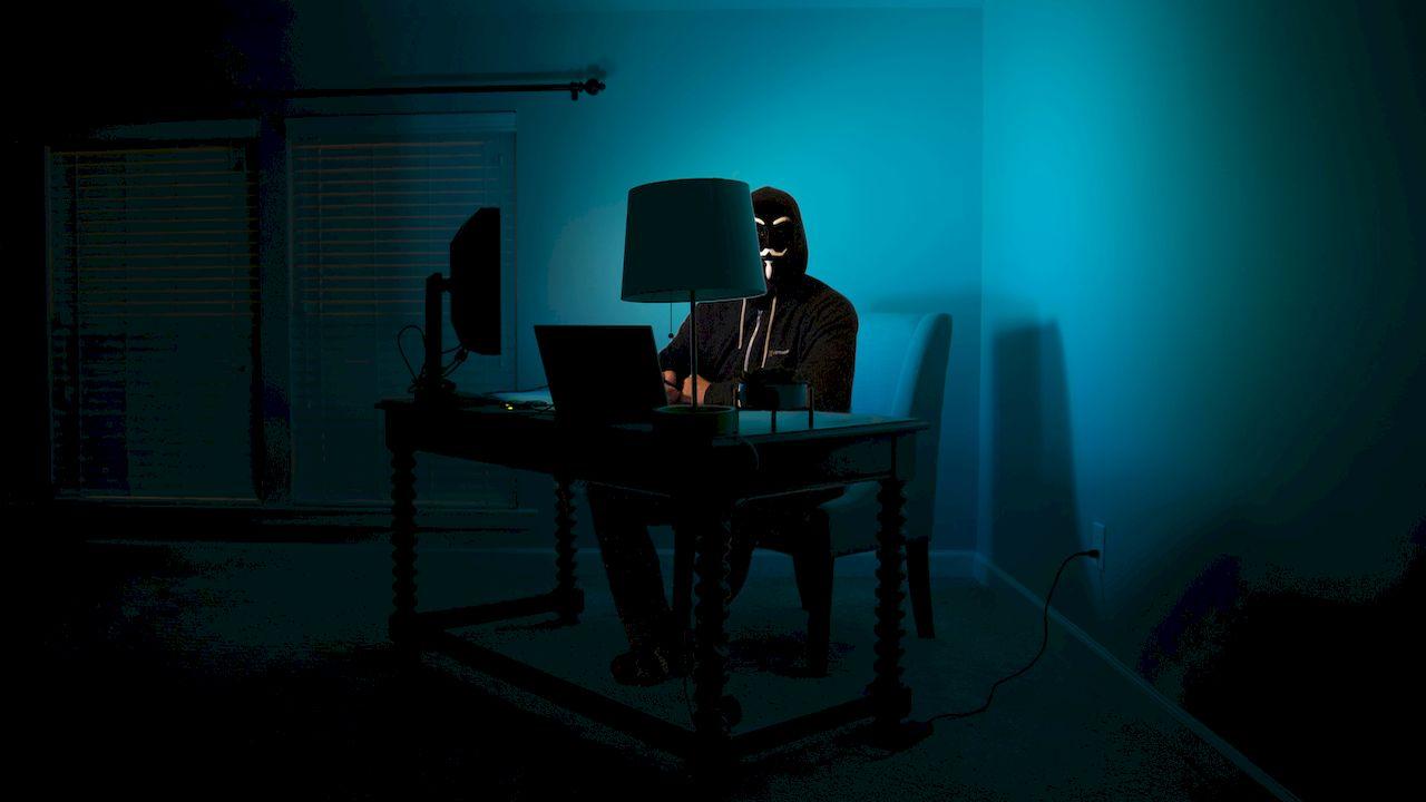 Un hacker en una sesión entrando en la dark web