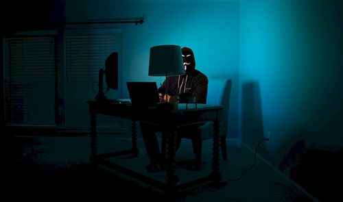 Un hacker en una sesión entrando en la dark web