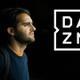 Un hombre mira el logo de DAZN con desconfianza