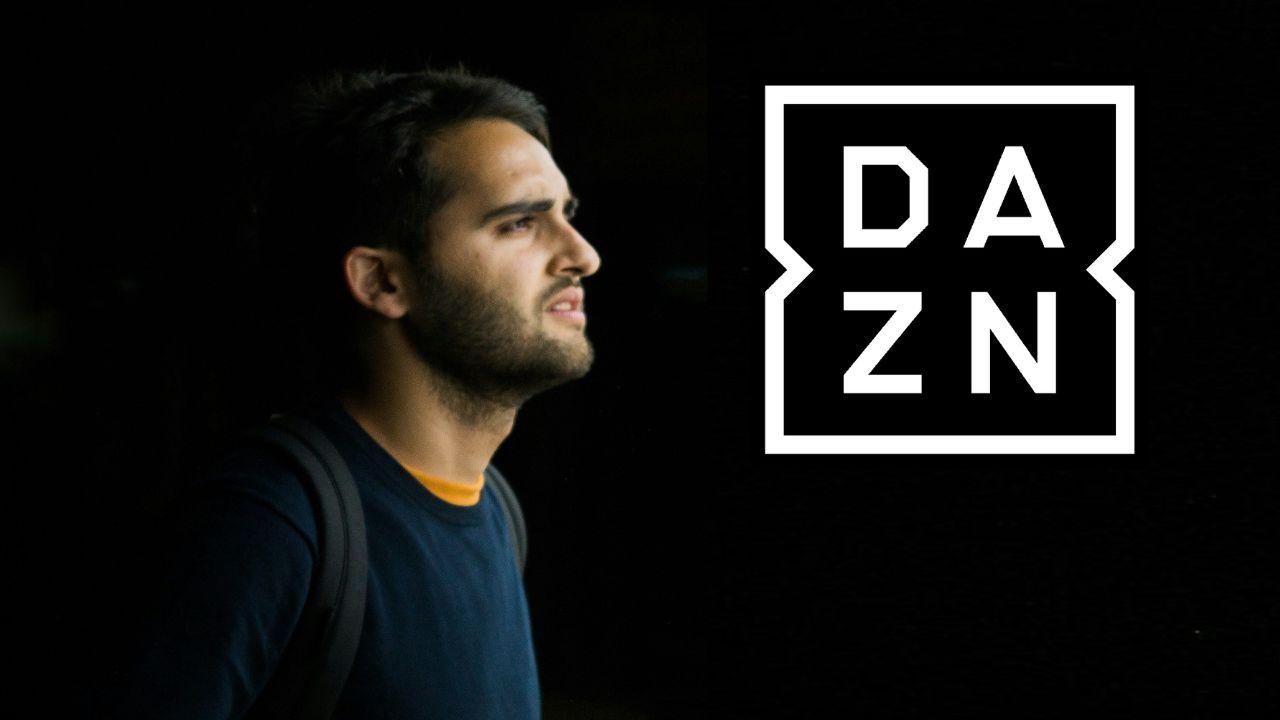 Un hombre mira el logo de DAZN con desconfianza