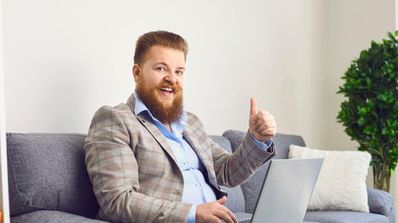 Un hombre feliz por haber encontrado una buena promoción