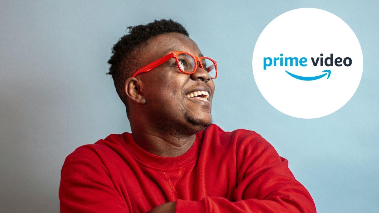 Un hombre de gafas mirando el logo de Prime Video