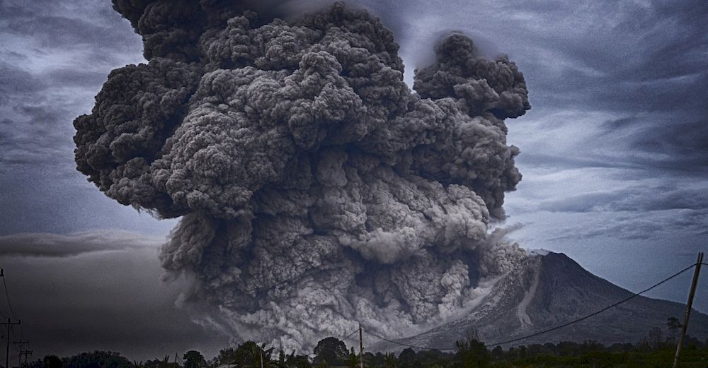 Humo resultante de una gran explosión producida por una bomba