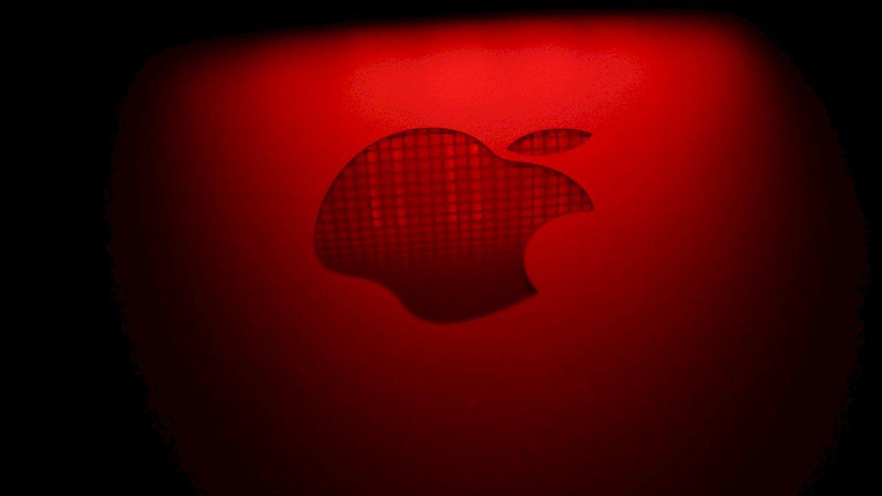 Logo de la manzana de Apple sobre un fondo de color rojo
