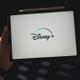 Un tablet con el logo de Disney+ en la pantalla