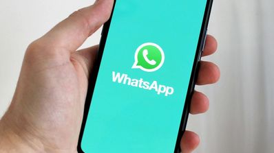 El logo de WhatsApp en la pantalla de un teléfono móvil