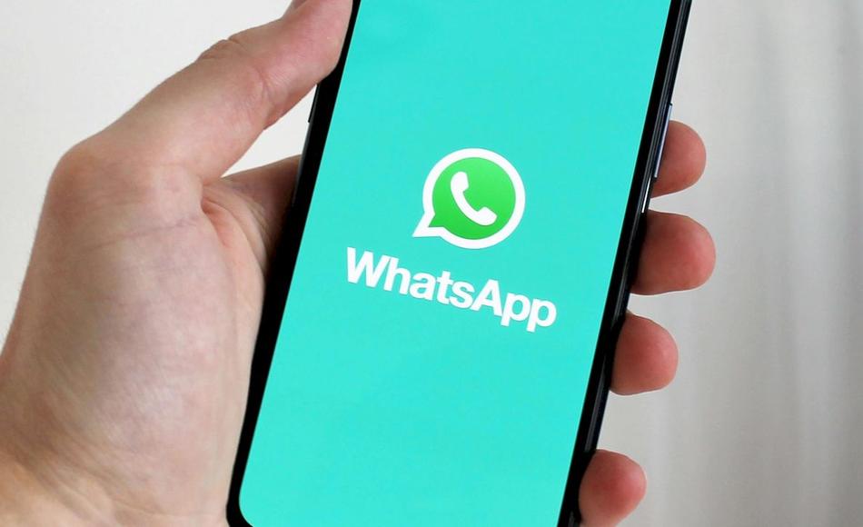 El logo de WhatsApp en la pantalla de un teléfono móvil