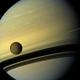 La luna de Saturno conocida como Titán orbitando