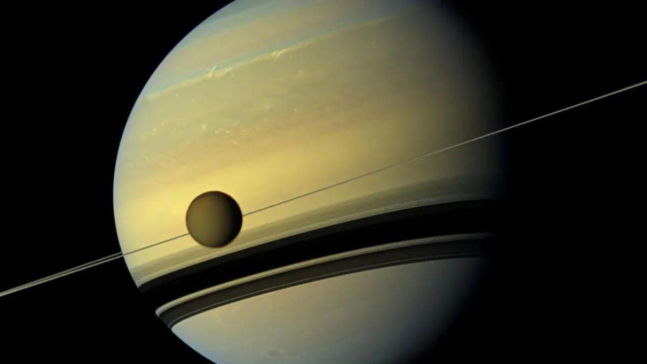 La luna de Saturno conocida como Titán orbitando