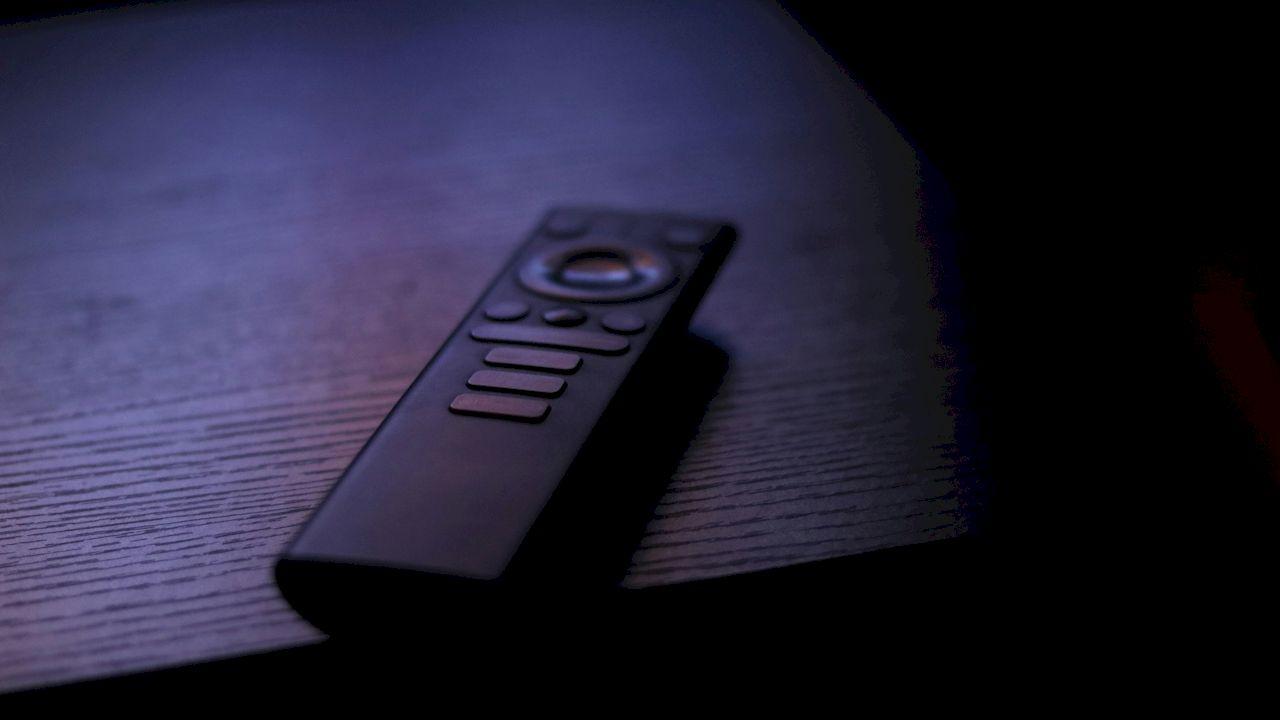 Un mando a distancia para la televisión sobre la mesa
