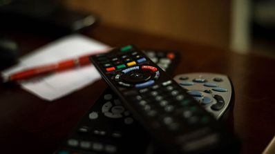 Varios mandos a distancia sobre la mesa