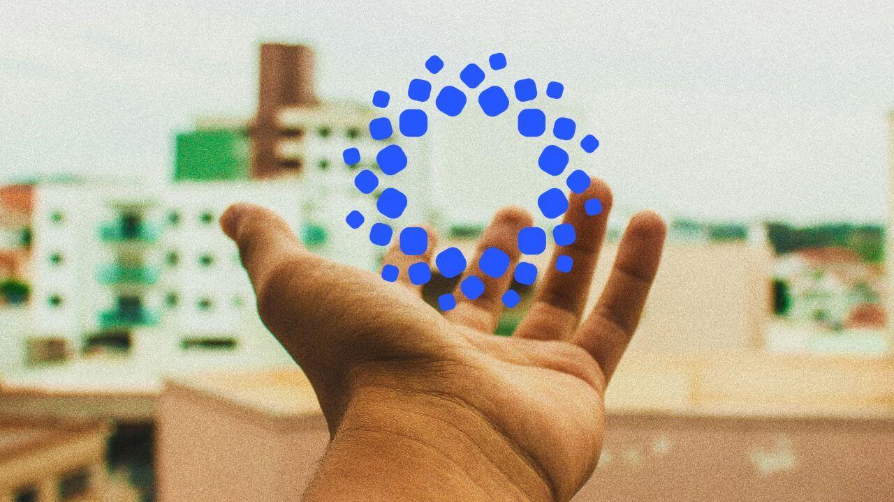 La mano de una persona con el logo de HyperOS flotando