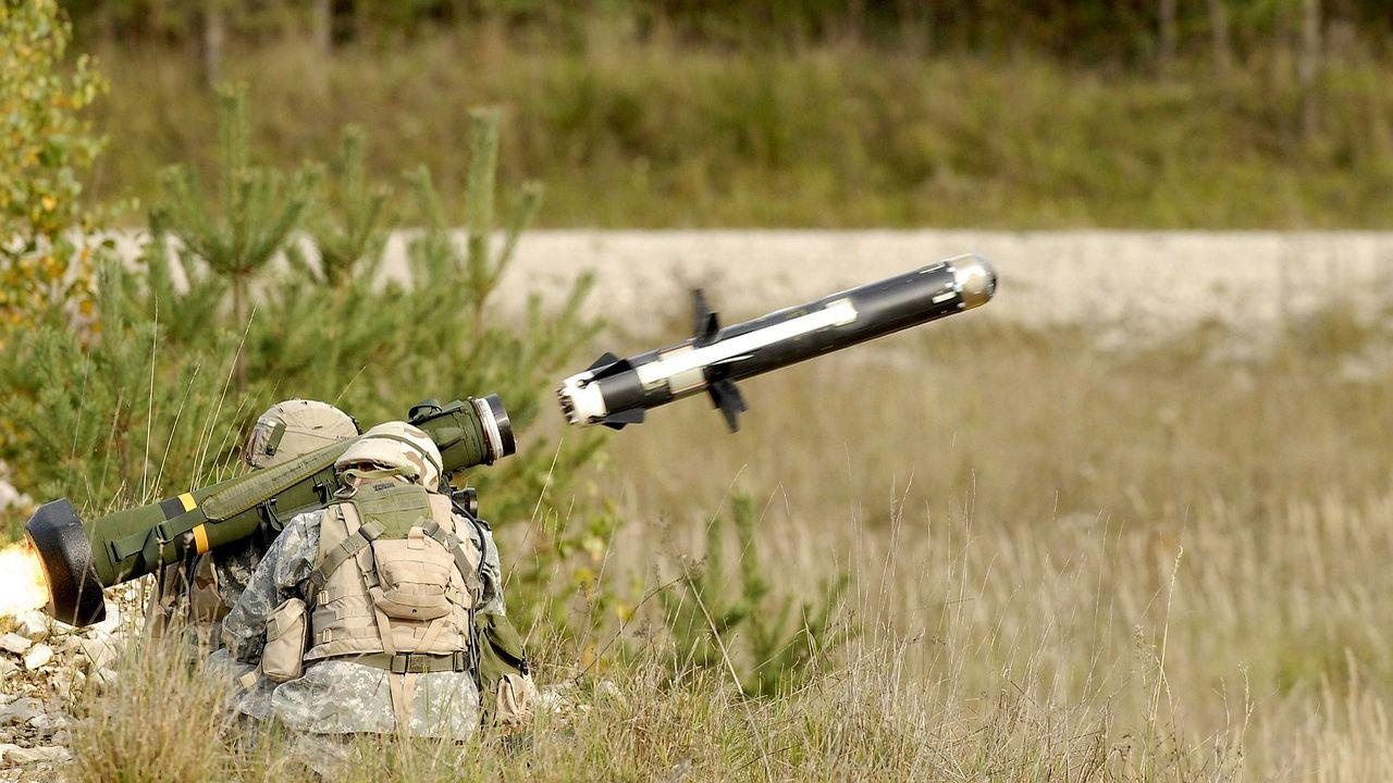 Lanzamiento un misil guiado antitanque en combate bélico