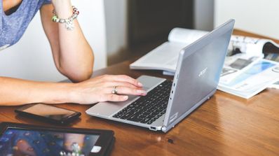 Una mujer utilizando un ordenador portátil de la marca Acer
